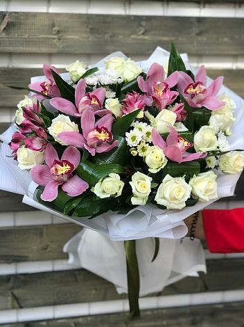 Букет цветов из: Розы и Хризантемы в Старобжегокайском