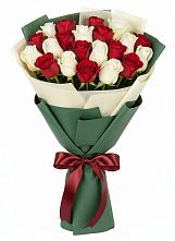 Букет Микс из красных и белых роз в Старобжегокайском