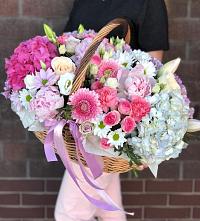 Цветочная композиция из Розы, Хризантемы, Пионы и Лизиантусы в корзине в Старобжегокайском
