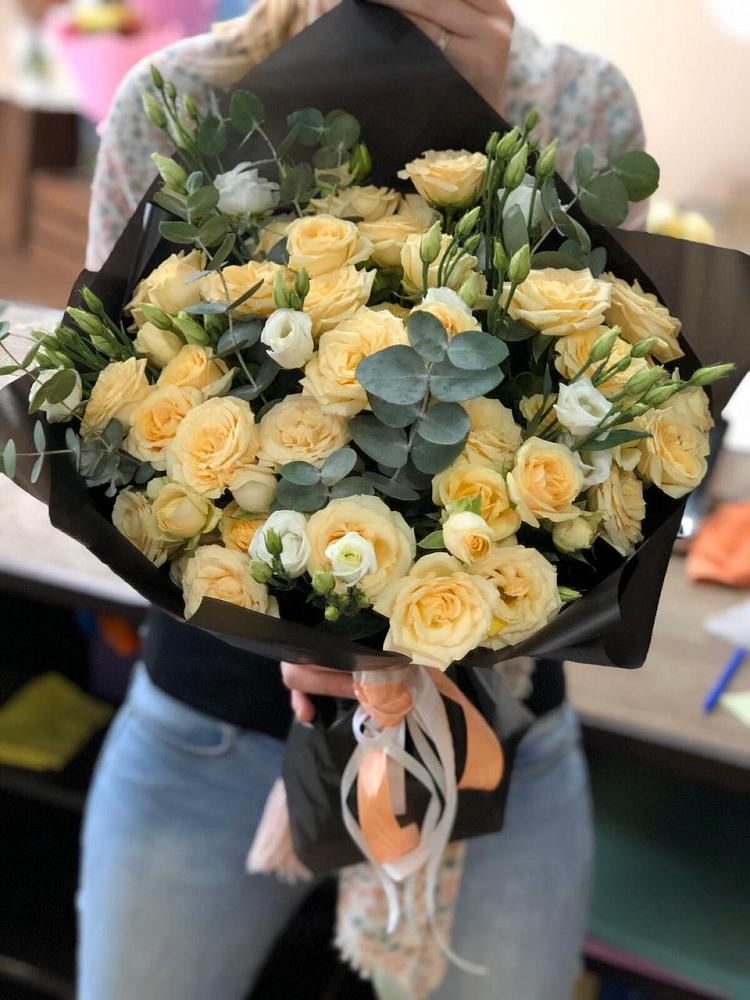 Букет цветов из: Розы и Лизиантусы в Старобжегокайском