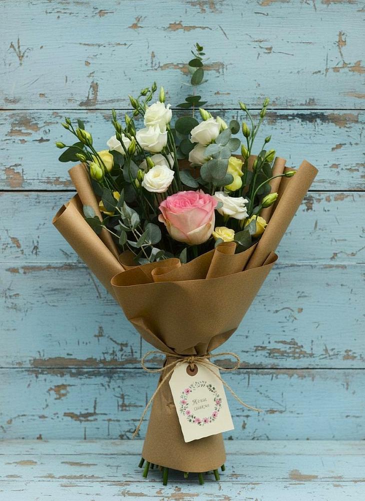 Букет цветов из: Розы и Лизиантусы в Старобжегокайском