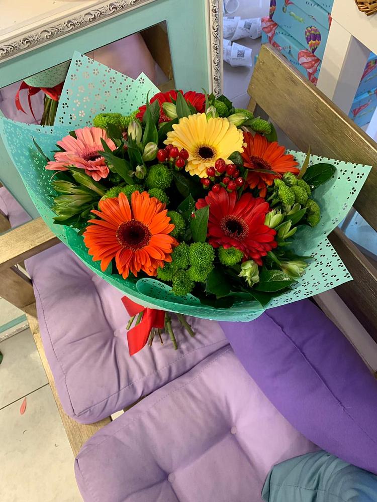 Букет цветов из: Герберы, Хризантемы и Альстромерии в Старобжегокайском