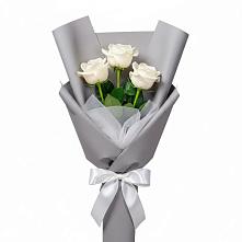 Букет 3 белые розы в Старобжегокайском