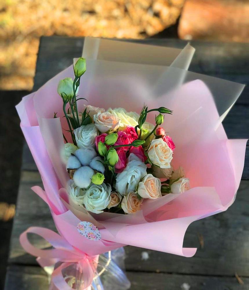 Букет цветов из: Розы и Лизиантусы в Старобжегокайском