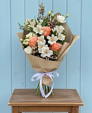 Букет цветов из:  Альстромерии, Лизиантусы, Розы и Хризантемы в Старобжегокайском