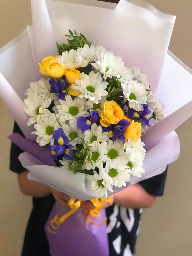 Букет цветов из: Ирисы, Хризантемы и Розы в Старобжегокайском
