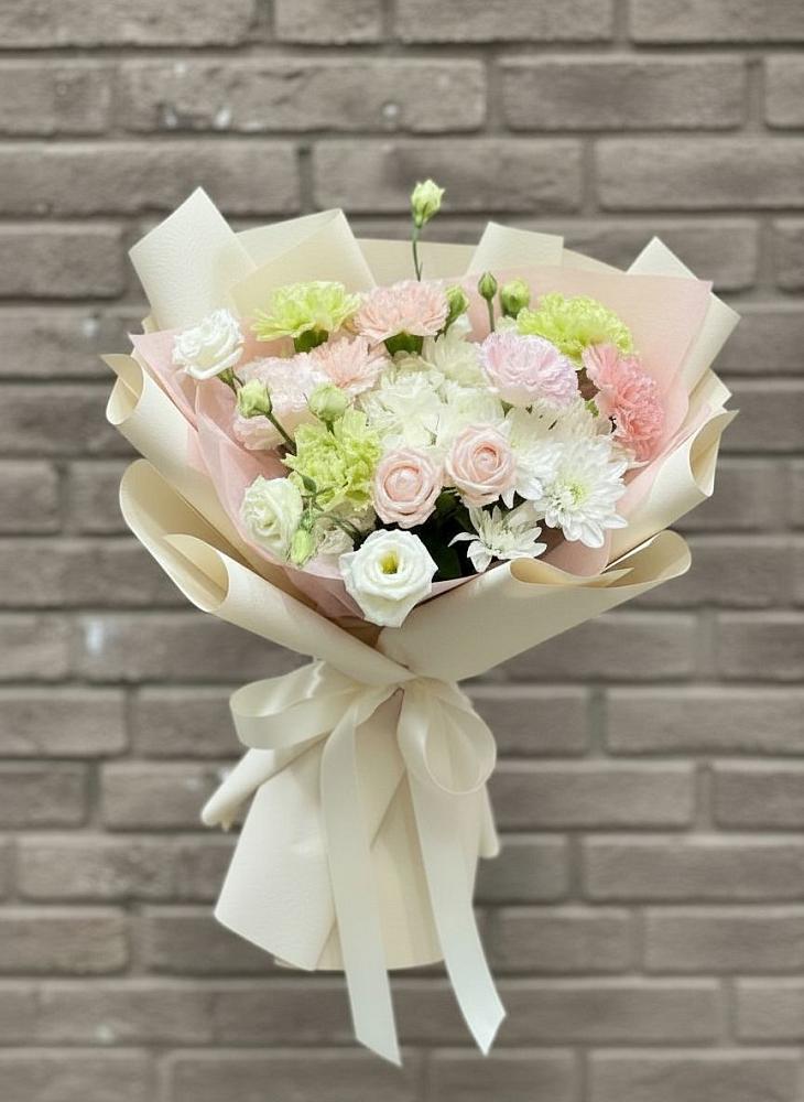 Букет цветов из: Гвоздики, Розы, Лизиантусы и Хризантемы в Старобжегокайском