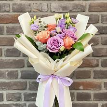 Букет цветов из:  Лизиантусы и Розы в Старобжегокайском