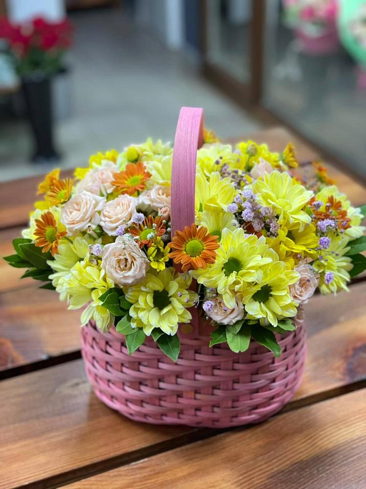 Цветочная композиция из Хризантемы и Розы в корзине в Старобжегокайском