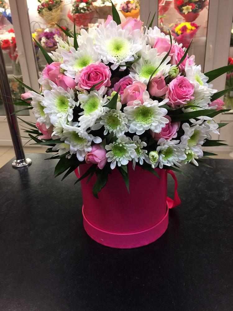 Цветочная композиция из Розы и Хризантемы в шляпной коробке в Старобжегокайском