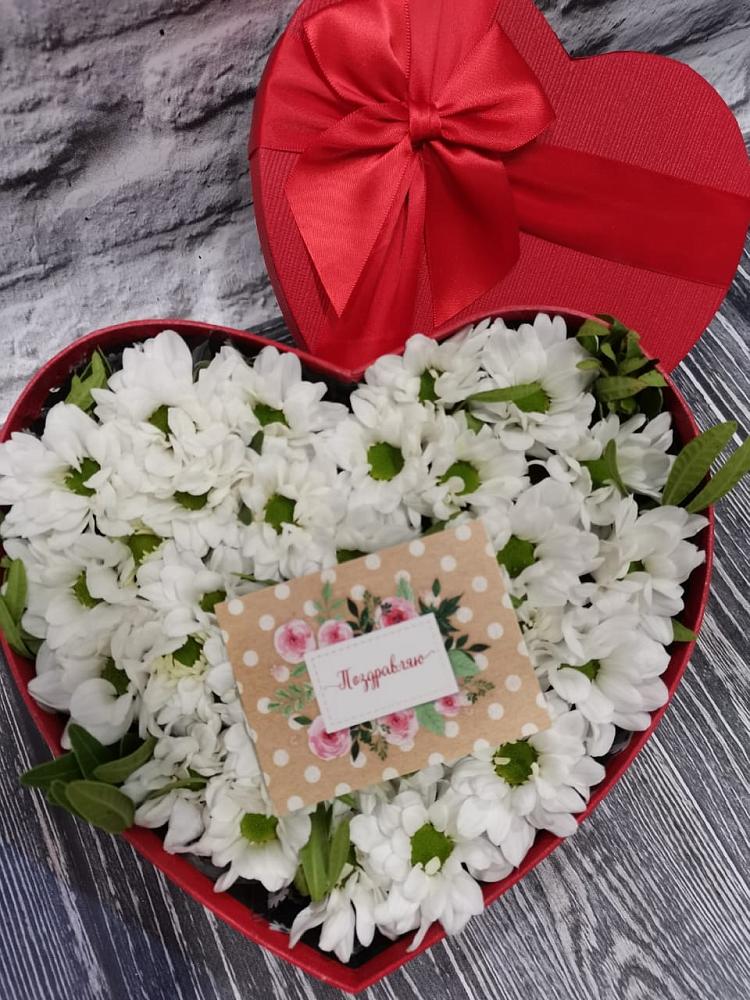 Цветочная композиция из Хризантемы в виде сердца в Старобжегокайском