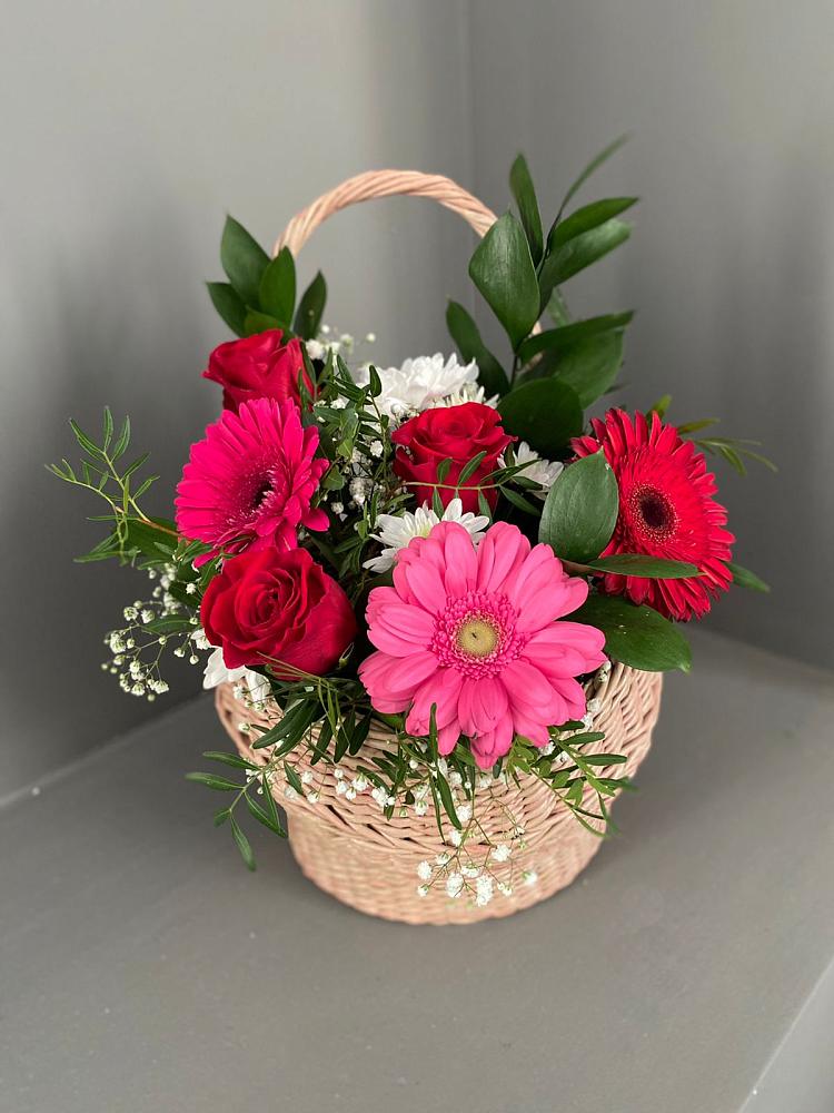 Цветочная композиция из Розы, Хризантемы и Герберы в корзине в Старобжегокайском