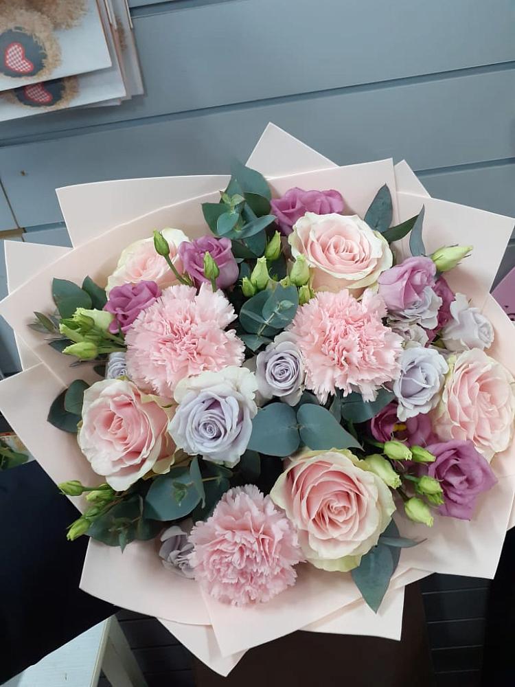 Букет цветов из: Розы, Гвоздики и Лизиантусы в Старобжегокайском