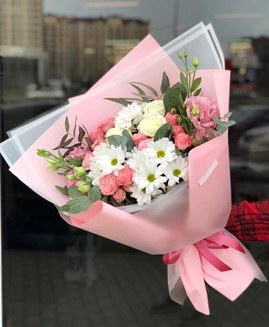 Букет цветов из: Розы, Лизиантусы и Хризантемы в Старобжегокайском