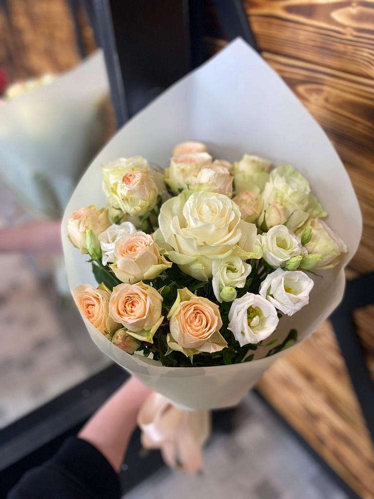 Букет цветов из: Розы и Лизиантусы в Старобжегокайском